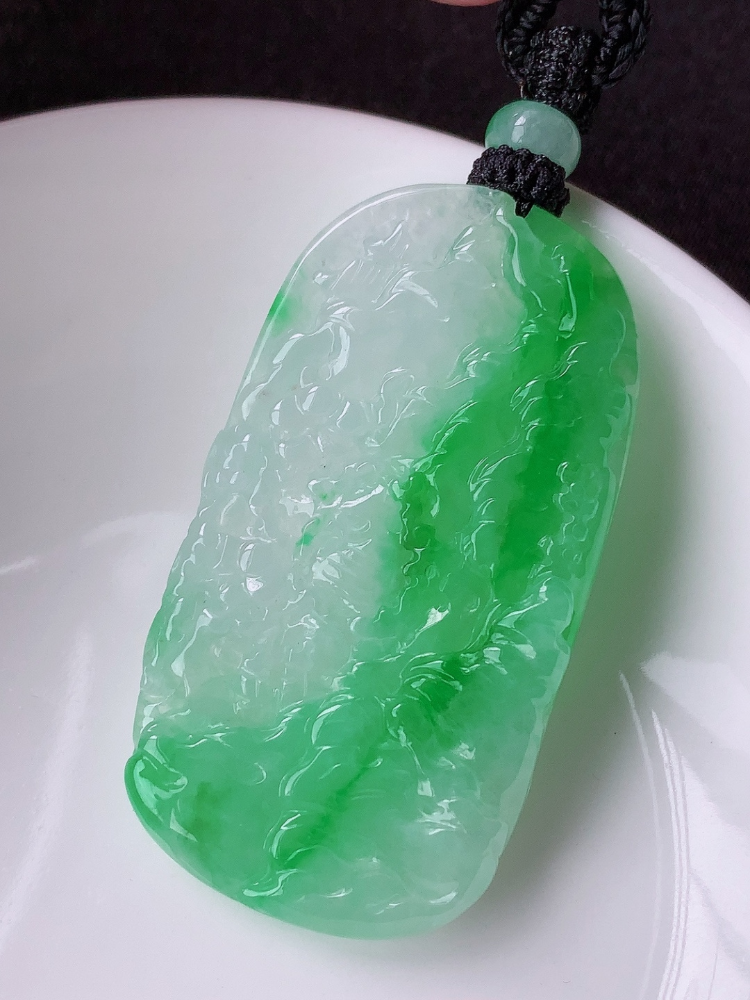 冰飘绿山水牌挂件，料子细腻，冰润十足，佩戴简约大方，50.6-27.6-5.6