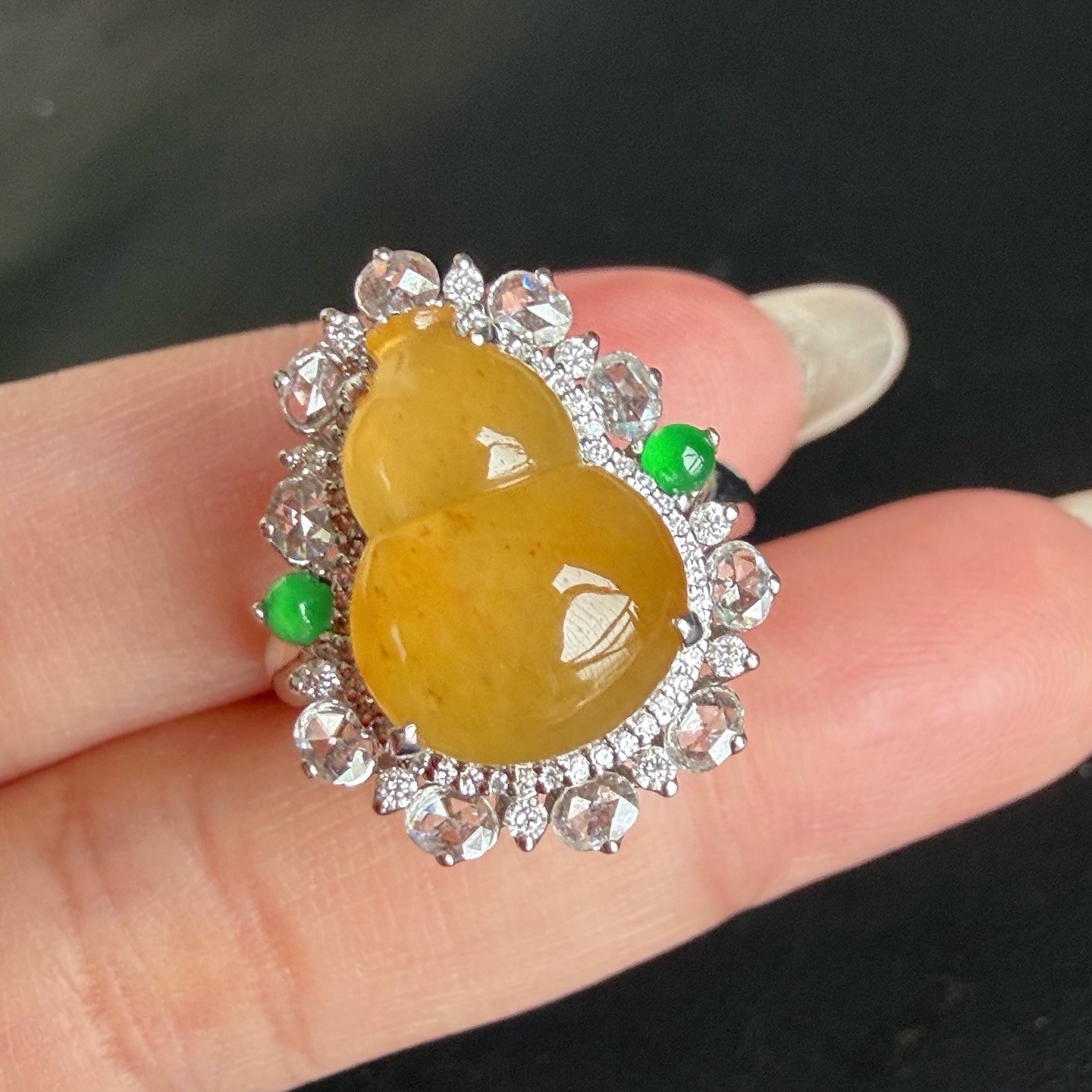 ️自然光实拍 缅甸翡翠A货 冰种黄翡葫芦戒指 厚装 饱满 时尚靓丽款设计 豪华镶 18k金钻石 无裂，13.9-10.1-7