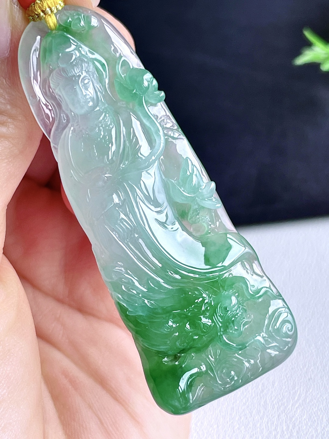 冰飘绿花御龙大势至菩萨持莲观音牌吊坠,说明:缅料 无裂 性比高 飘花,尺寸:68.3-27-6.8,重量:23.2克