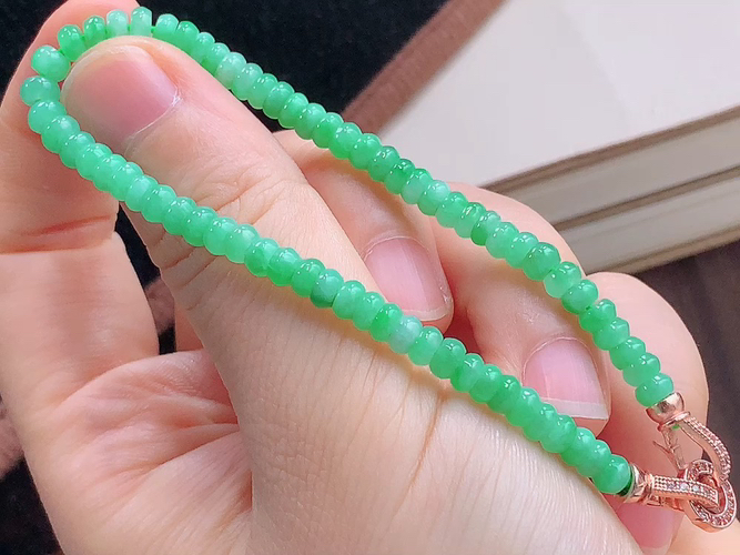 飘绿算盘珠手串，尺寸取一4.3-1.7mm，包A附证书