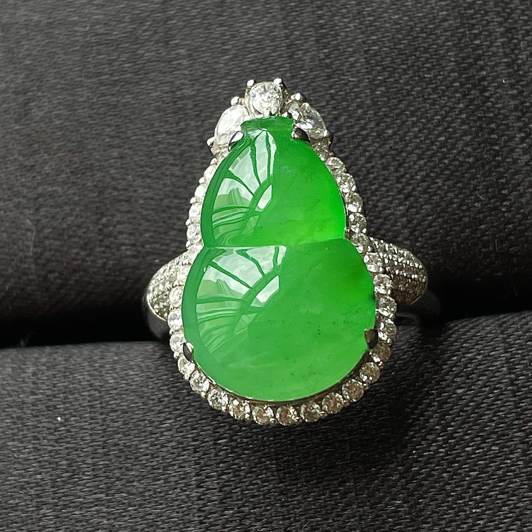 ️冰阳绿葫芦戒指，色辣，18k金镶嵌，水润无裂，饱满，裸石尺寸17.3/11.8/6.5--21.8/14/9.8编码0611好数字.827