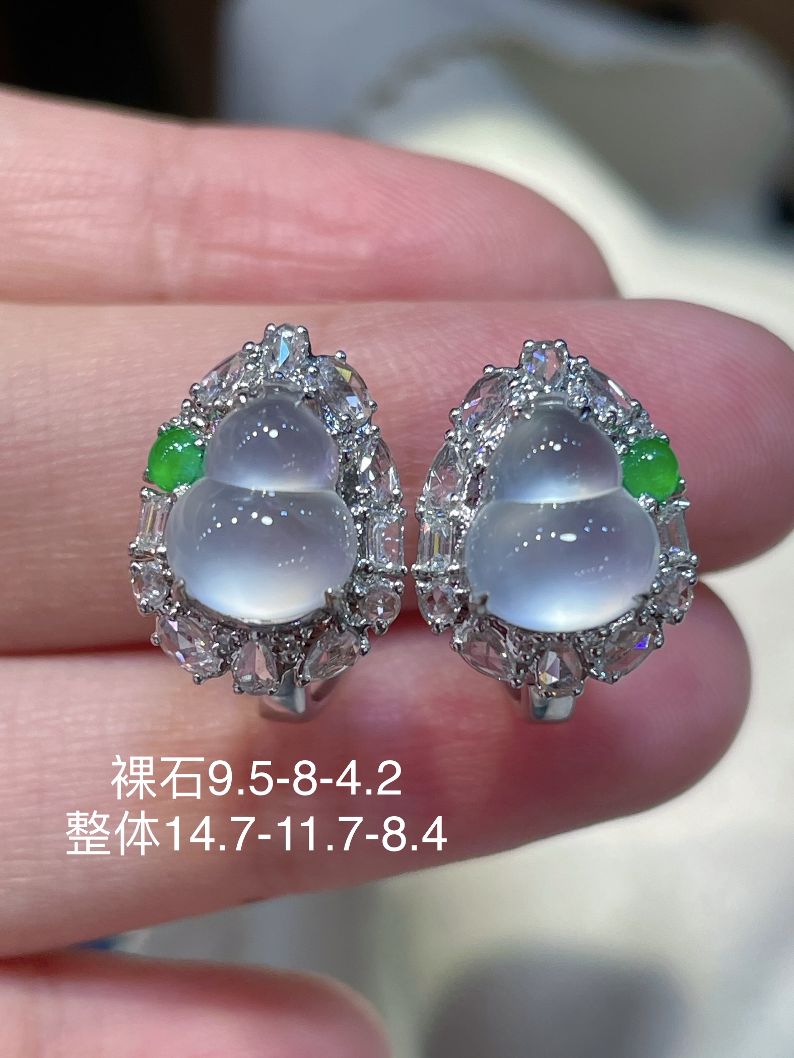 翡翠冰种葫芦耳钉，简洁大气，光感强烈，料子水润通透，种老起光。18k镶，佩戴效果佳，14.7-11.