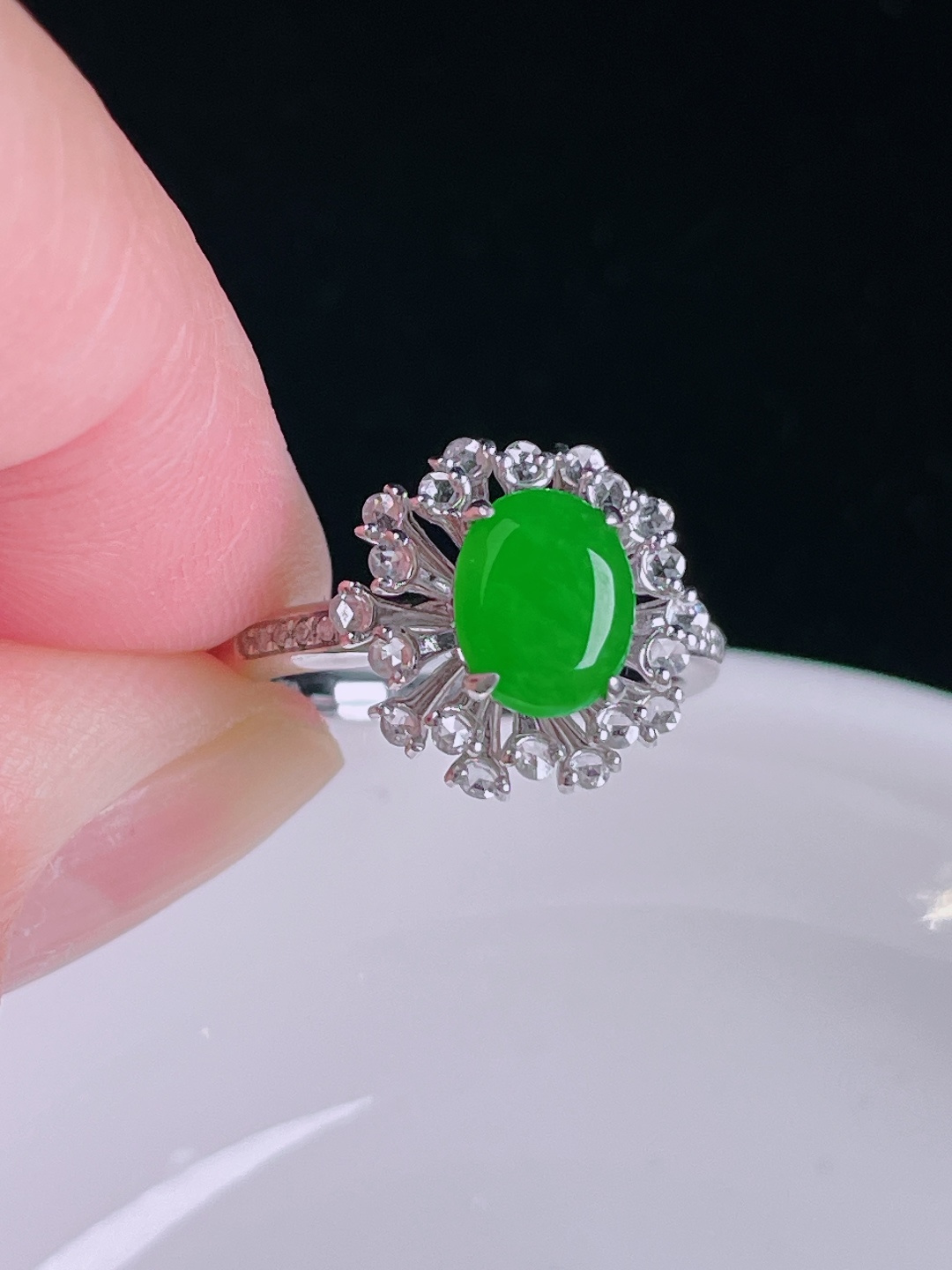 辣绿戒指，18k镶嵌，老种起光，细底通透，尺寸：裸石8/6.7/2mm0827