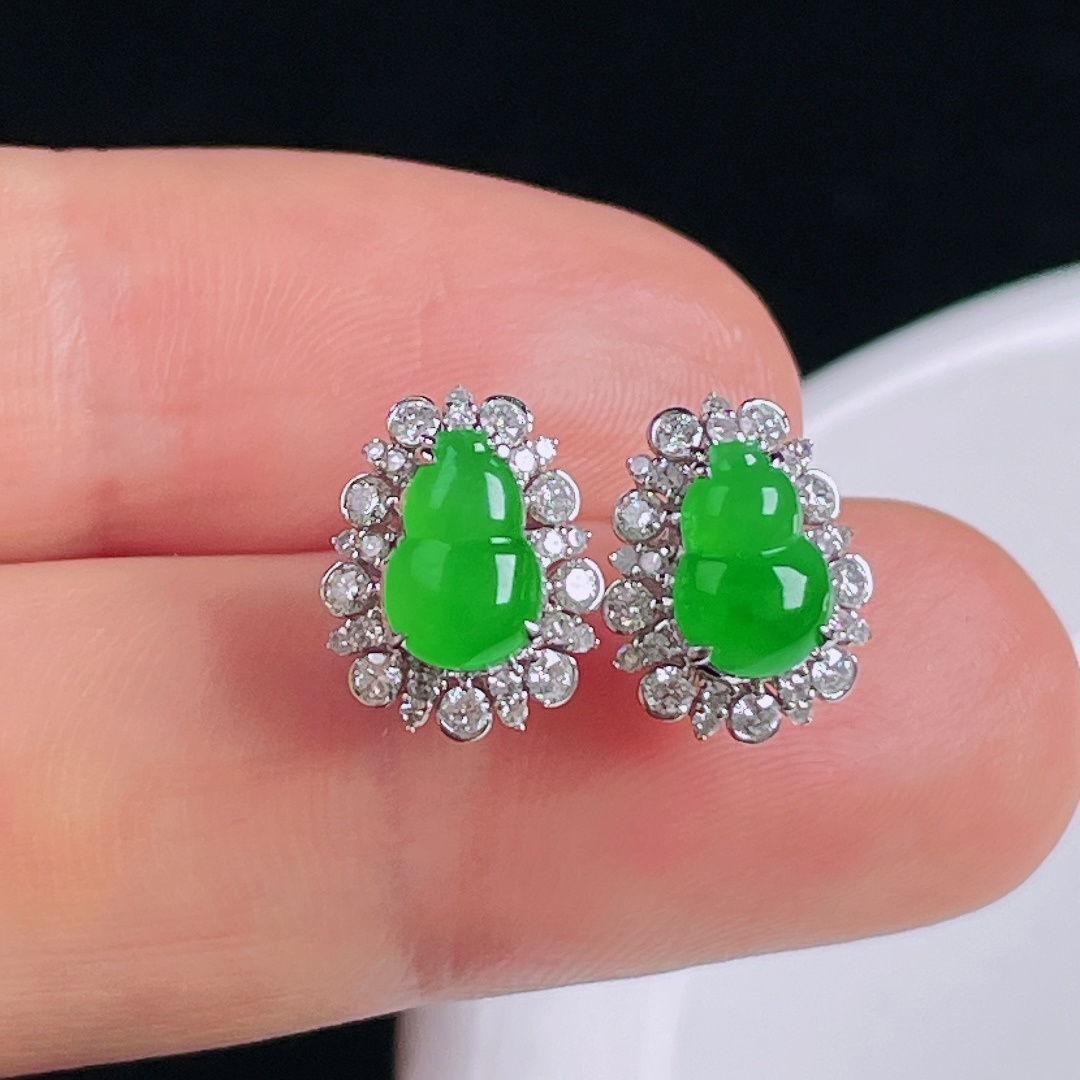 冰绿耳钉，18k镶嵌，老种起光，细底通透，尺寸：裸石7.6/4.9/2.8mm0827