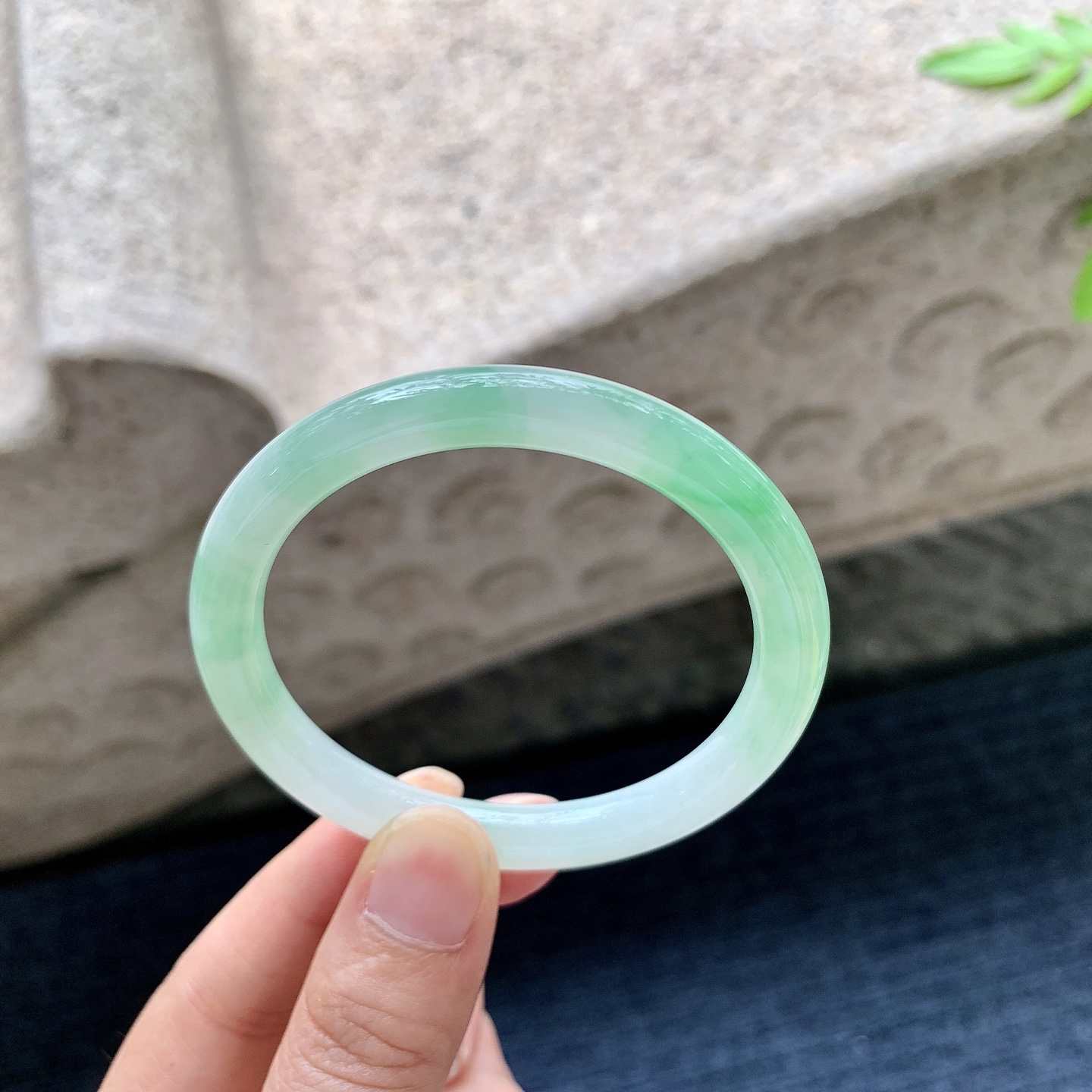 圆条50 51,圈口51/7/7,编码AD082808,描述糯冰飘绿，水润，种老，细腻，打灯有纹线