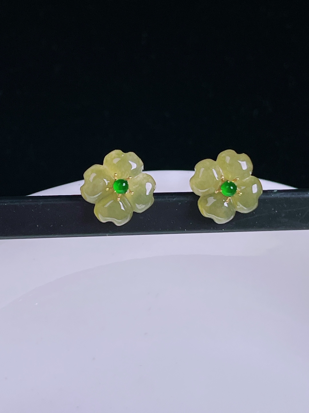 冰黄耳钉，18k镶嵌，老种起光，细底通透，尺寸：裸石9/2.9mm0827