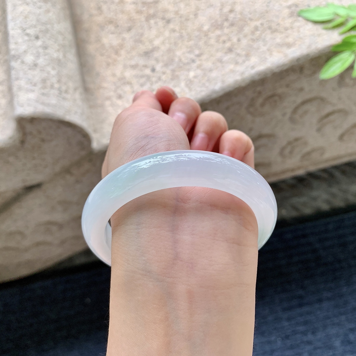 正圈56 57，圈口57/12.4/8.7，编码AD082807，描述糯冰飘绿，水润，种老，细腻，打灯有棉线