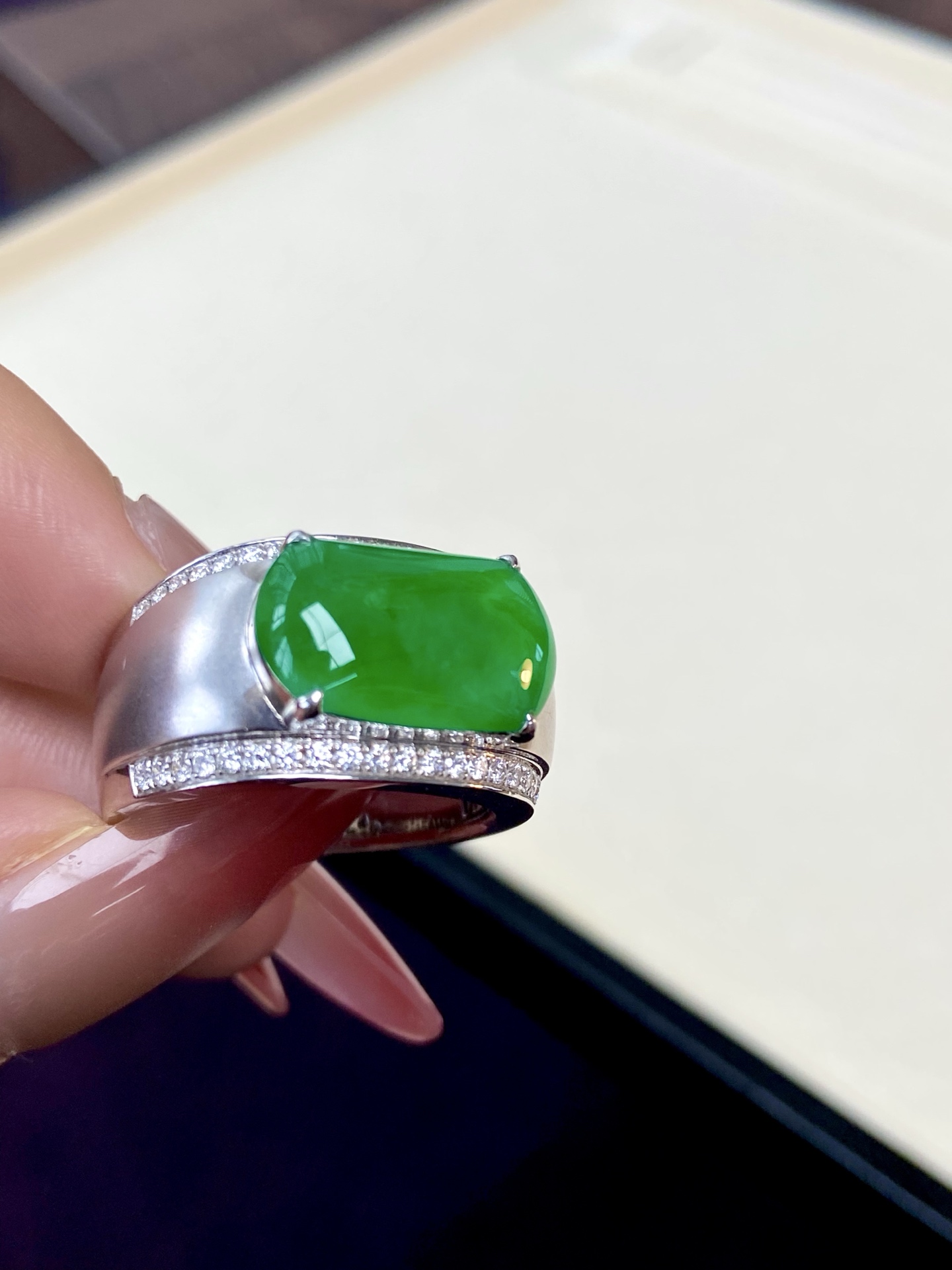️高冰种正阳绿马鞍戒指，品质无可挑剔，色浓郁纯正，版型超大气，戴上它 无声的社交名片：13.5-24.6-8.5，裸石：9.8-16.2-3mm，无裂。