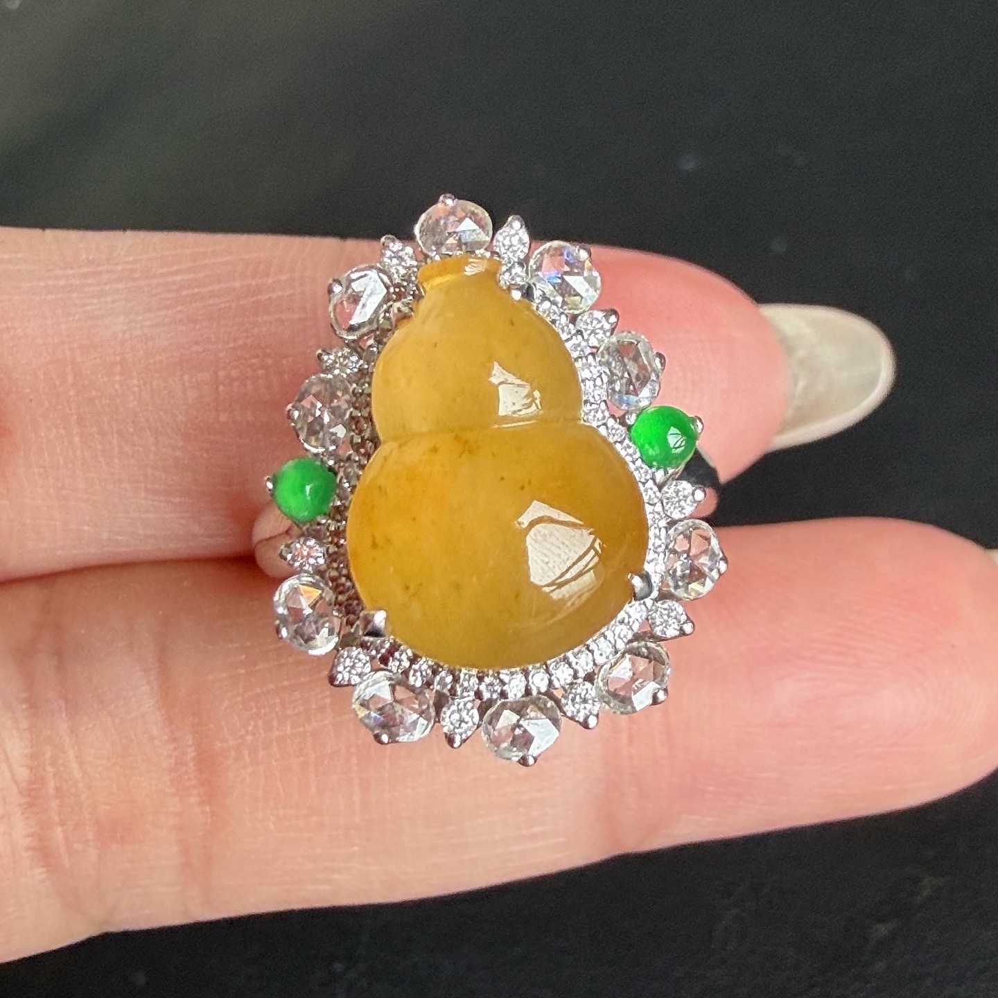 ️自然光实拍 缅甸翡翠A货 冰种黄翡葫芦戒指 厚装 饱满 时尚靓丽款设计 豪华镶 18k金钻石 无裂，13.9-10.1-7