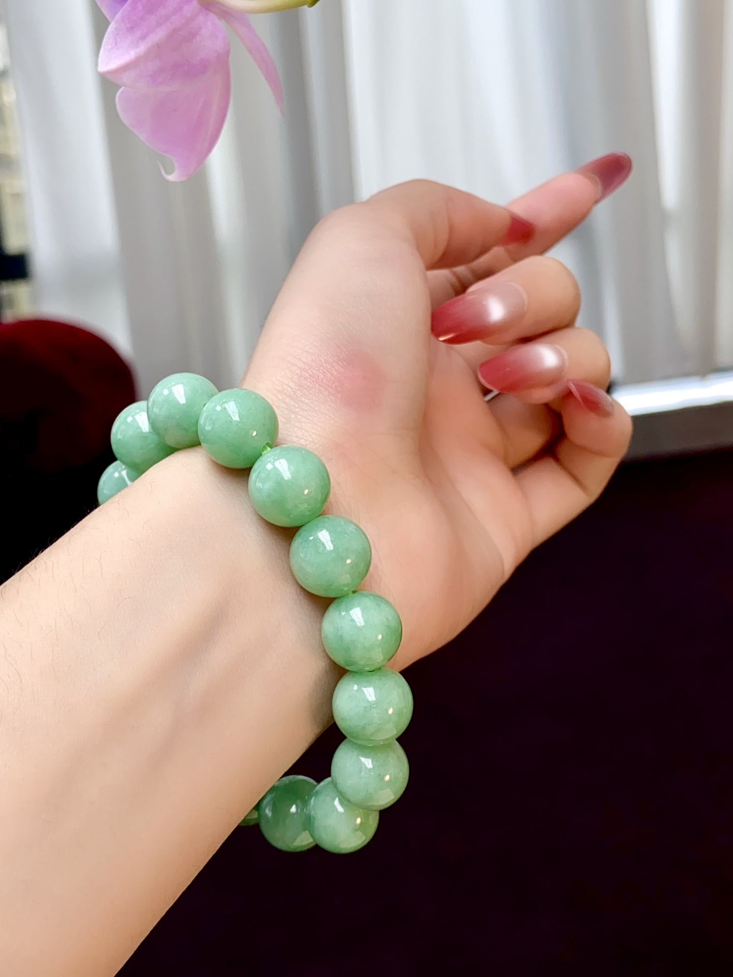 冰种果绿珠珠手串，清爽干净的色调，颗颗饱满圆润，一年四季佩戴都很出彩：，裸石：12.6mm，。