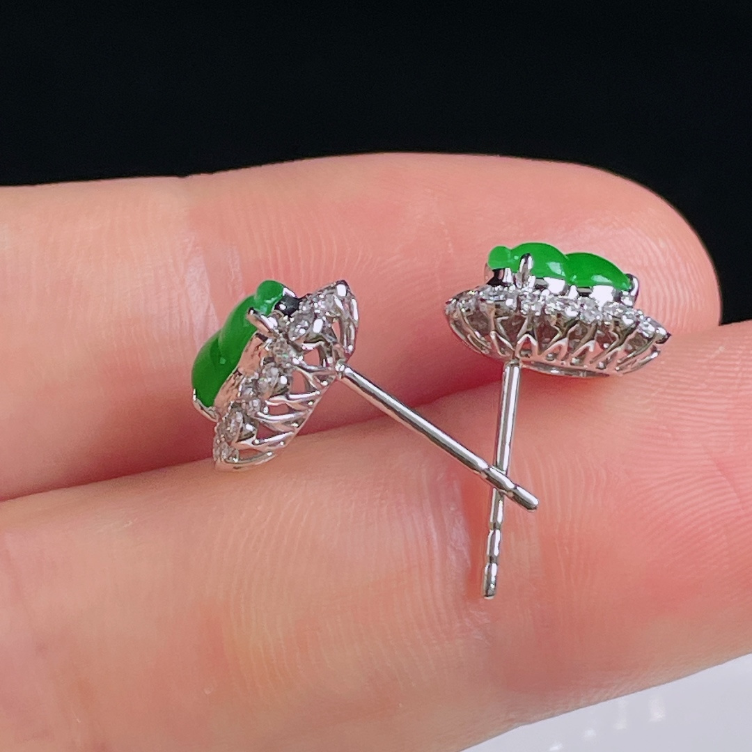 冰绿耳钉，18k镶嵌，老种起光，细底通透，尺寸：裸石7.6/4.9/2.8mm0827