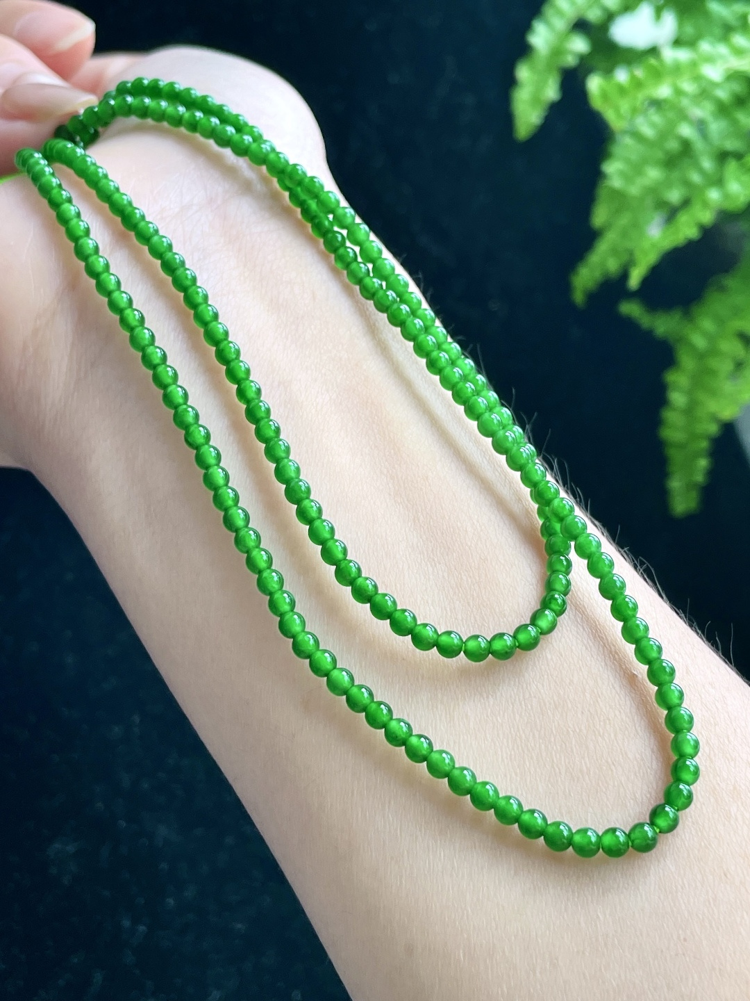 【珠子】冰辣绿珠链圆珠珠子珠链【说明】 性比高【尺寸】2.8mm 26cm【重量】7.7克