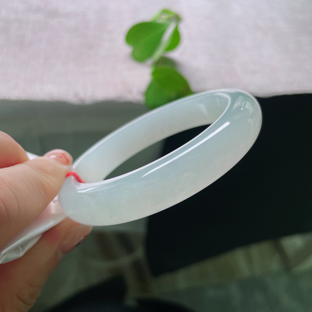 冰种正圈，无裂，莹润冰透素白镯身，温润澄澈恰似腕间一抹温柔白月光。ss48065a