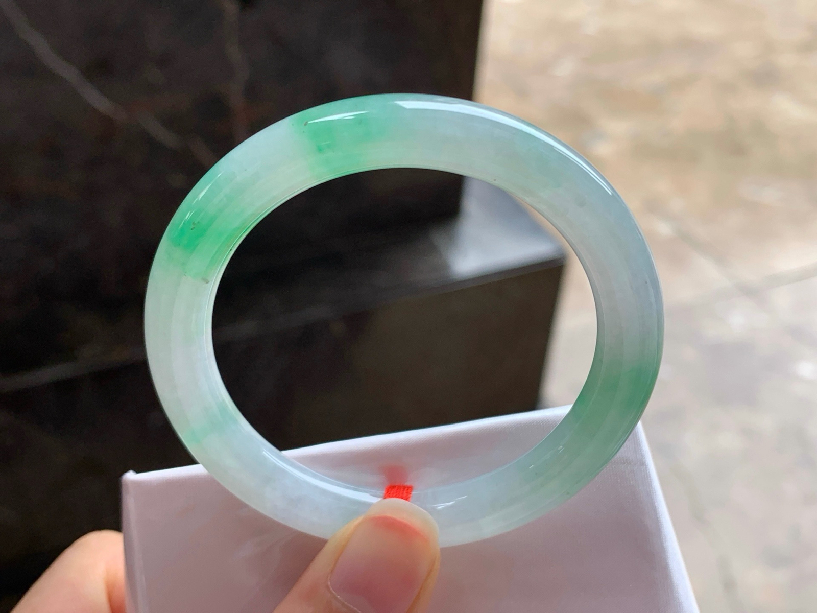 50-8.3
飘绿圆条手镯^_^色阳