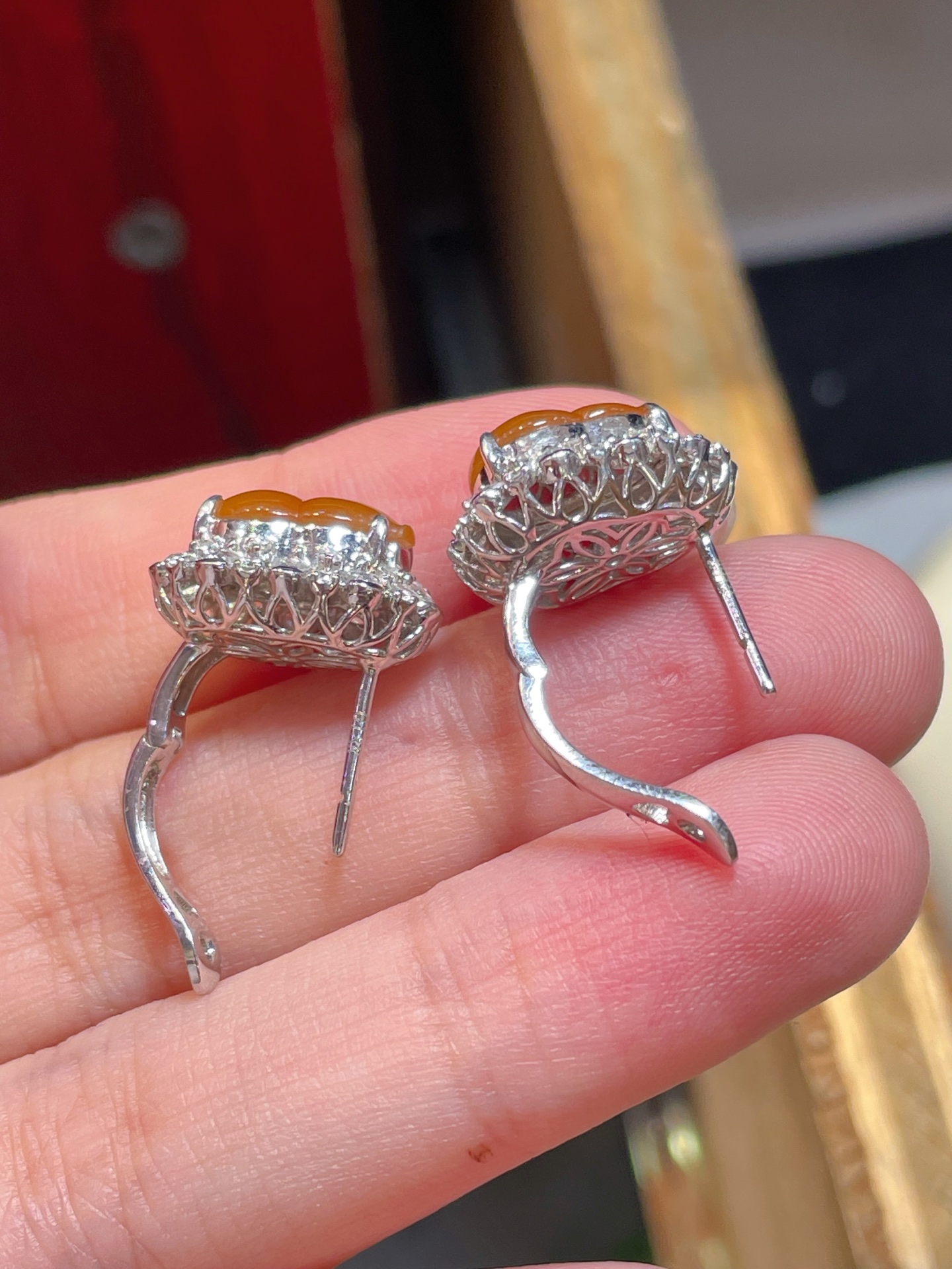 翡翠黄翡葫芦耳钉，冰种，料子水润通透，18k镶，佩戴效果佳，10.9-8.3-3.2