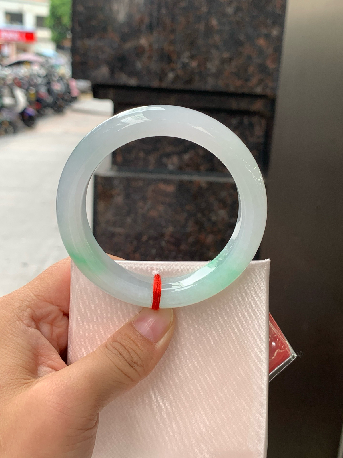 55.2-12.1-9
经典永不过时的白底青，白底细润干净，色阳种细，上手显白提气色，性价比之选。