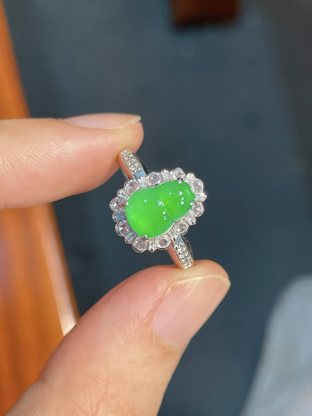 阳绿葫芦戒指,18k金镶嵌,强烈推荐，13-10.1-9