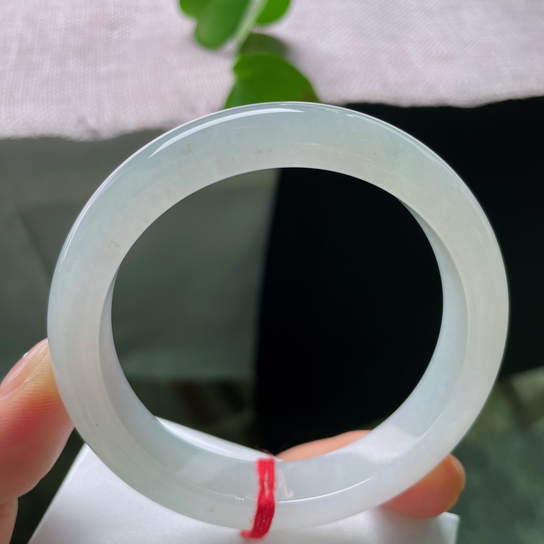 冰种正圈，无裂，莹润冰透素白镯身，温润澄澈恰似腕间一抹温柔白月光。ss48065a