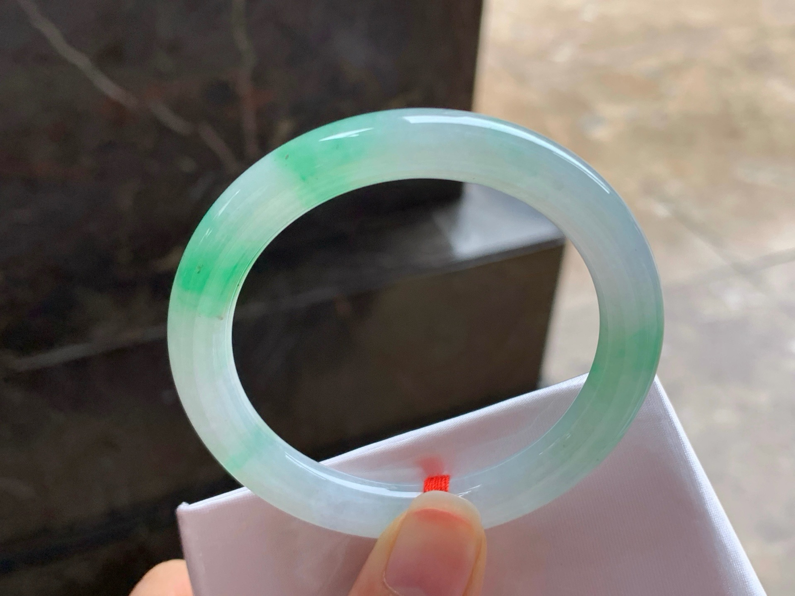 50-8.3
飘绿圆条手镯^_^色阳