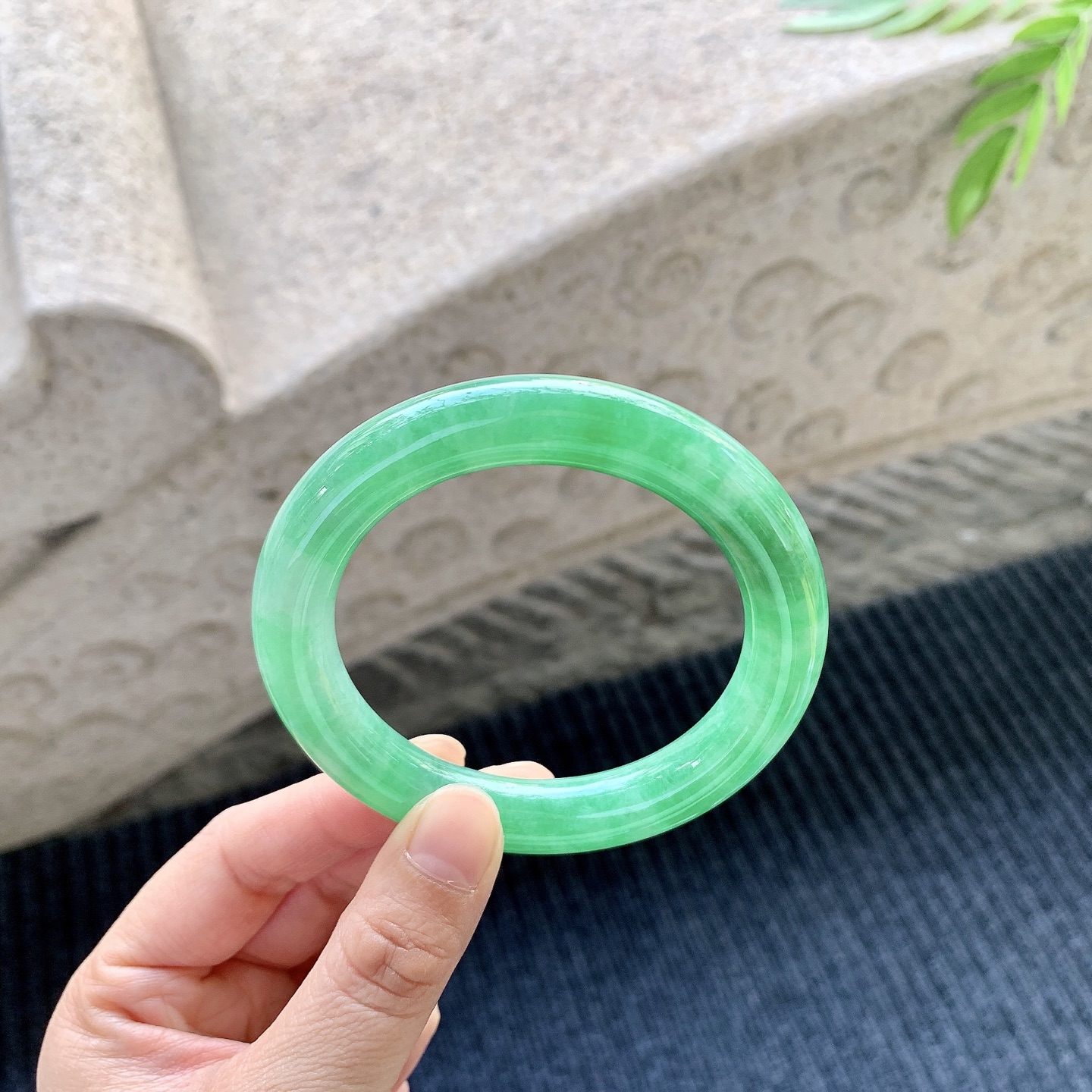圆条54 55，圈口55.7/10.4/10.7，编码WW082872，冰糯阳绿，水润，种老，细腻，打灯有絮线