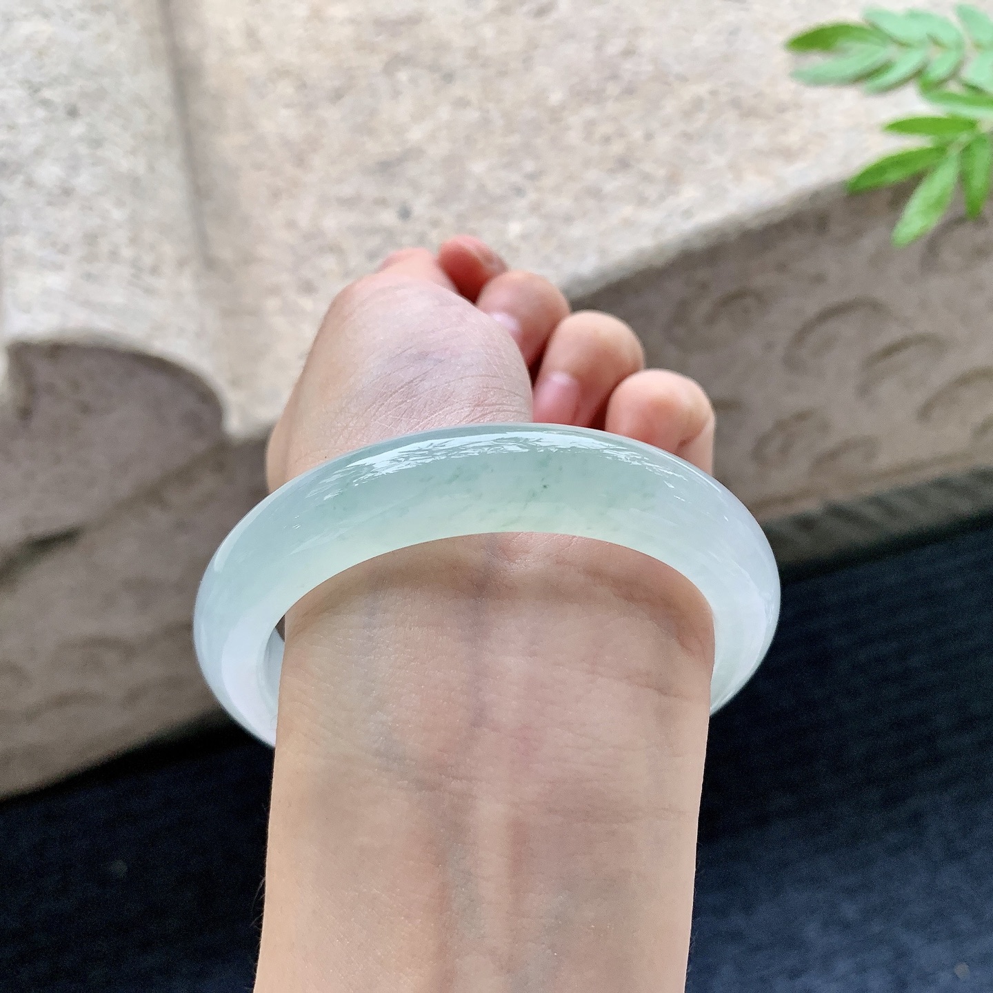 正圈56 57，冰糯晴底飘花，水润，种老，细腻，无裂。