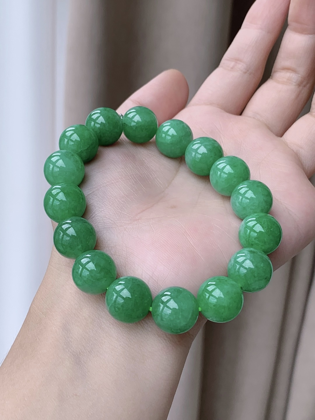 珠子冰阳绿手串圆珠珠子手串,性比高,满色满绿,尺寸12.9-12.7mm,重量63.7克