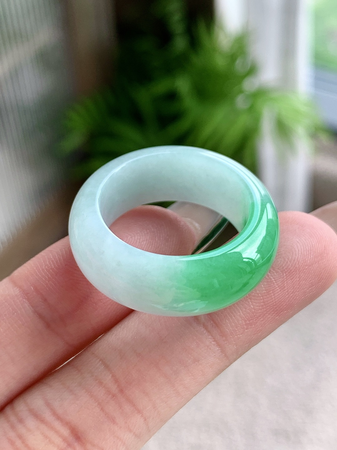裸石冰飘绿戒圈指环,说明性比高飘阳绿,尺寸9.2-4.5,圈口23号,重量9.4克