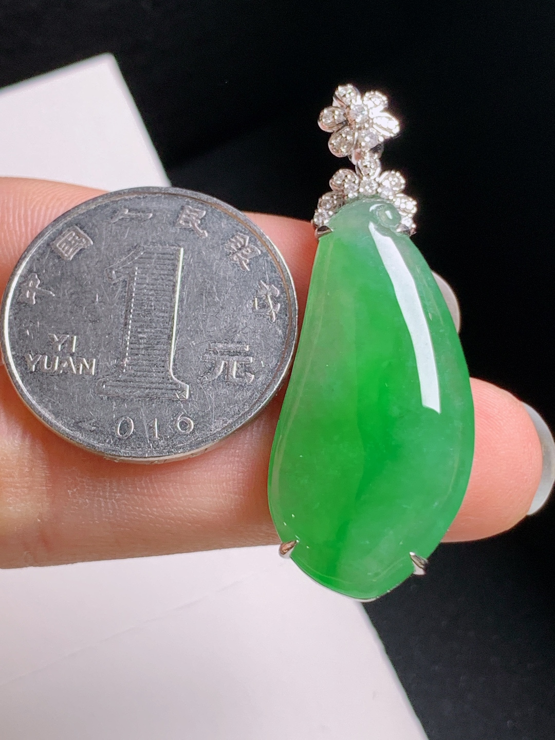 冰阳绿福瓜吊坠，水润饱满，色泽明媚，福气满满