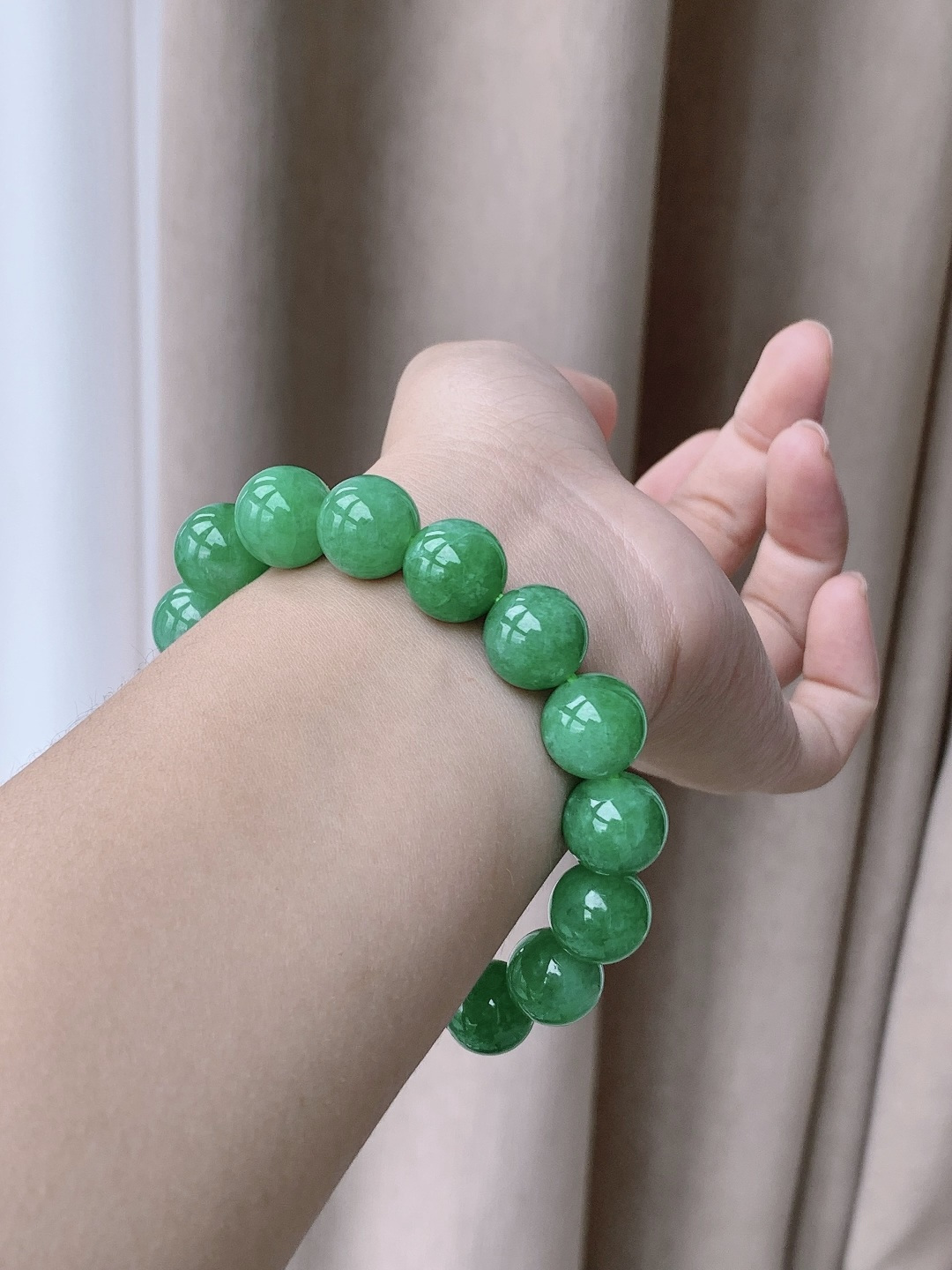珠子冰阳绿手串圆珠珠子手串,性比高,满色满绿,尺寸12.9-12.7mm,重量63.7克