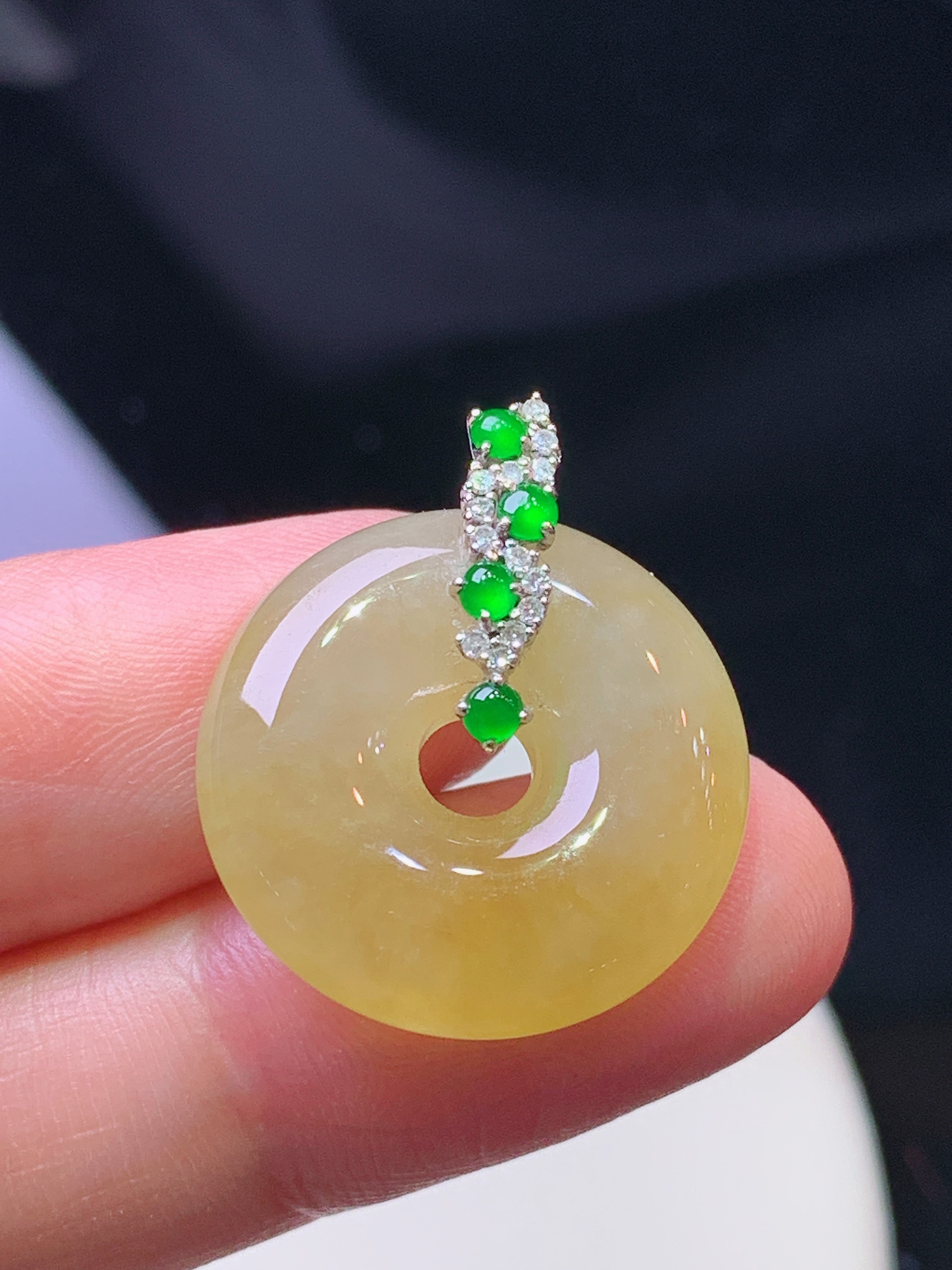 18k金钻镶嵌黄翡平安扣吊坠 玉质细腻 色泽艳丽清新 水润亮眼 整体尺寸24.3*20.5*5.5 b1