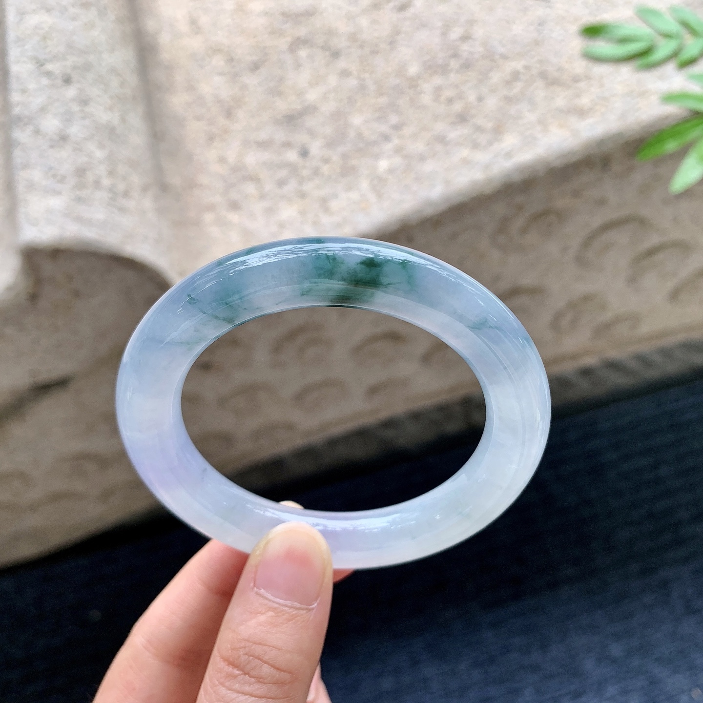 圆条52 53,【圈口】53/10.6/10.4,【编码】B2082740,【描述】冰糯飘花，清透，水润，种老，细腻，打灯有纹线