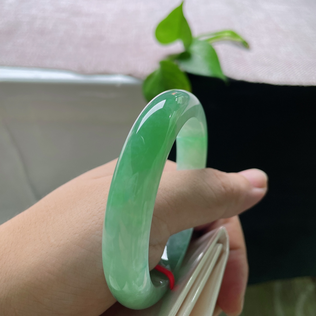 56/12.2/8.2，满色正圈，无裂，通体鲜翠通透起莹，盈盈光泽衬得华贵大气。ss56180a