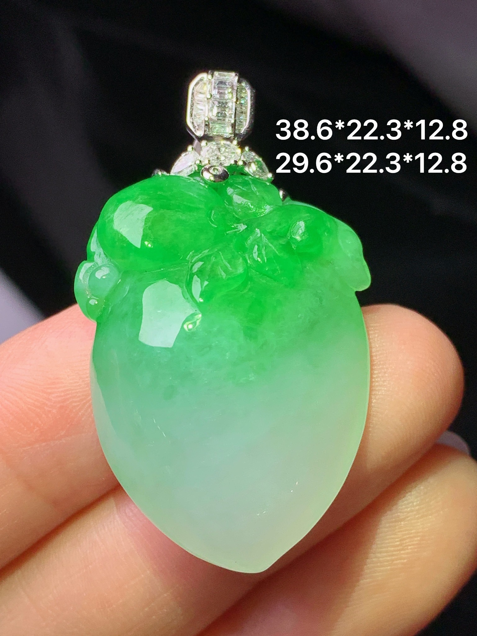 18k金钻镶嵌阳绿寿桃吊坠 玉质细腻 色泽艳丽清新 水润亮眼 整体尺寸38.6*22.3*12.8 b1