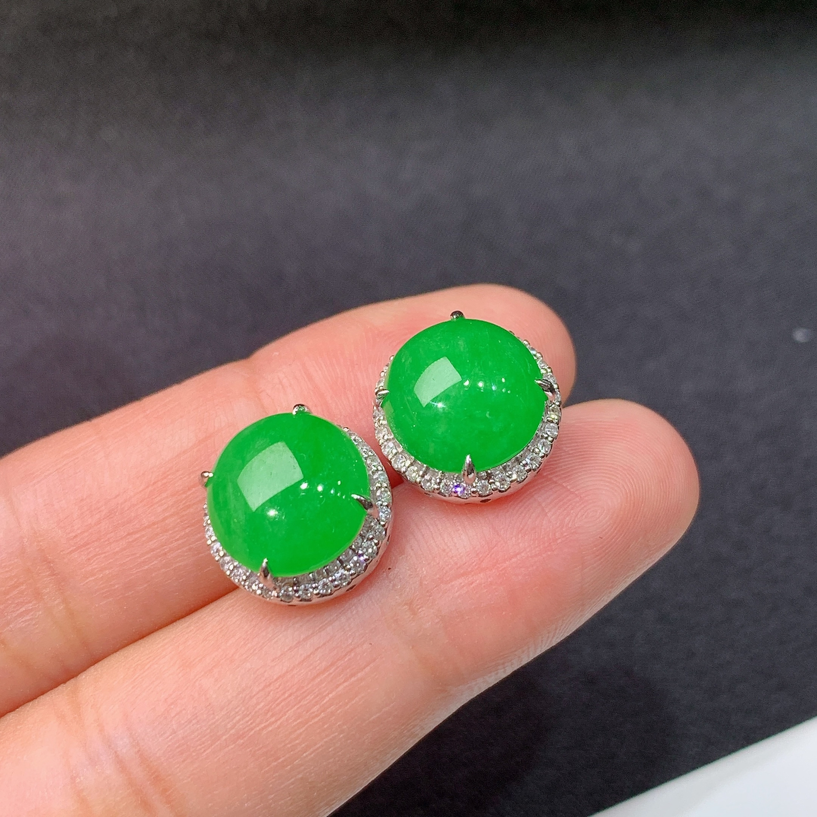 阳绿蛋面耳钉，18k金镶嵌，简约时尚，冰润细腻，种水足，Jc 尺寸10.4*10.2*4.6
