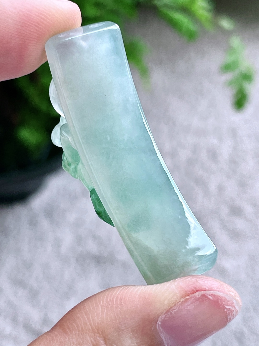 【裸石】冰飘绿花生肖牛手牌【说明】缅料 无裂 性比高 立体飘花【尺寸】46.4-20.2-13【重量】17.7克