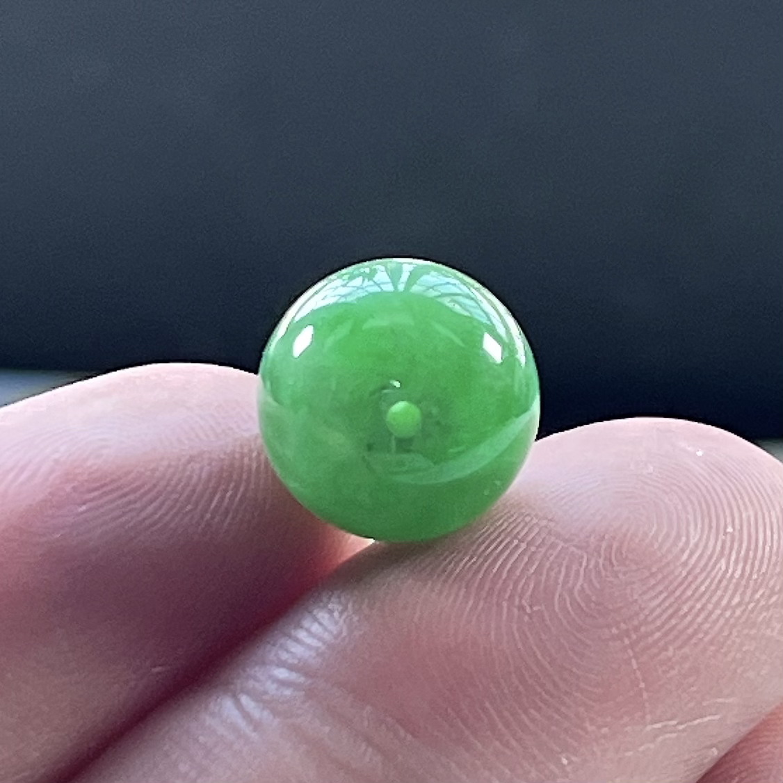 缅甸天然翡翠A货，卡11.8冰润满绿阳绿圆珠单珠一颗（轻微小细纹），尺寸：11.8mm/1颗，重量：2.91g(己打孔)