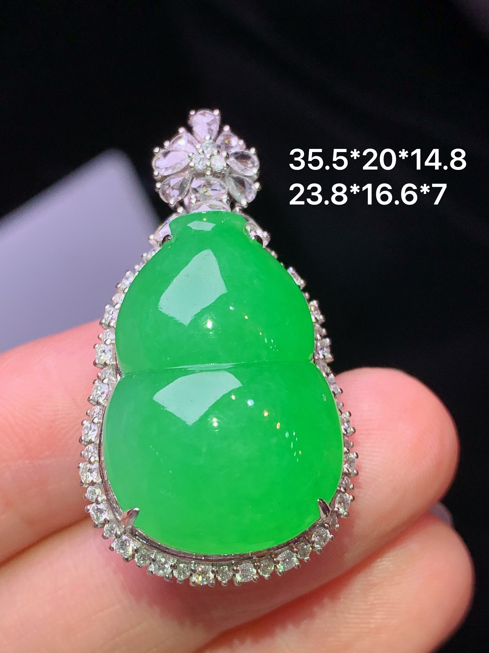 18k金钻镶嵌阳绿葫芦吊坠 玉质细腻 色泽艳丽清新 水润亮眼 整体尺寸35.5*20*14.8 f1