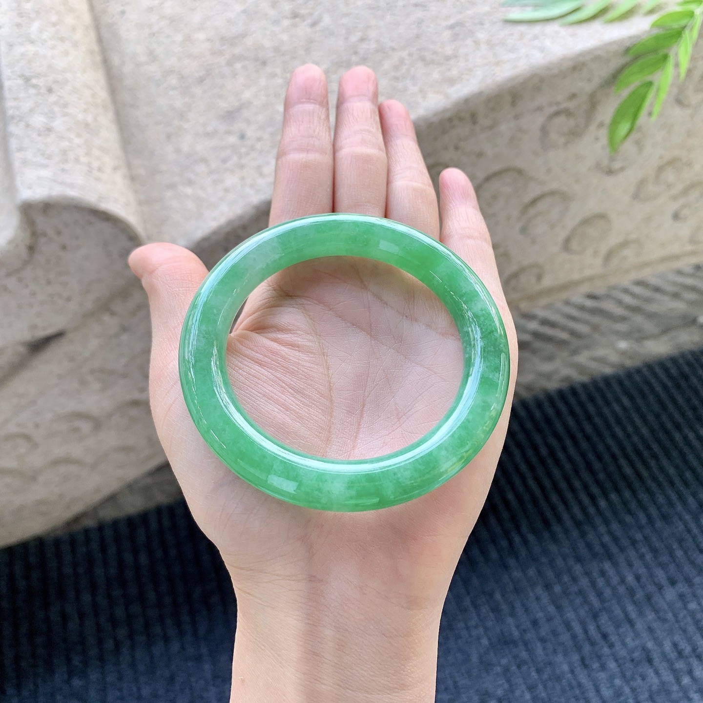 圆条54 55，圈口55.7/10.4/10.7，编码WW082872，冰糯阳绿，水润，种老，细腻，打灯有絮线