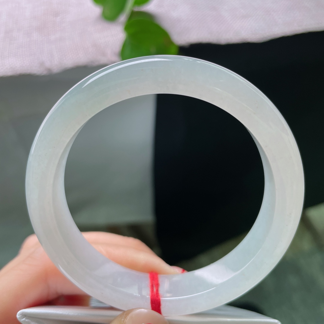 冰种正圈，无裂，莹润冰透素白镯身，温润澄澈恰似腕间一抹温柔白月光。ss48065a