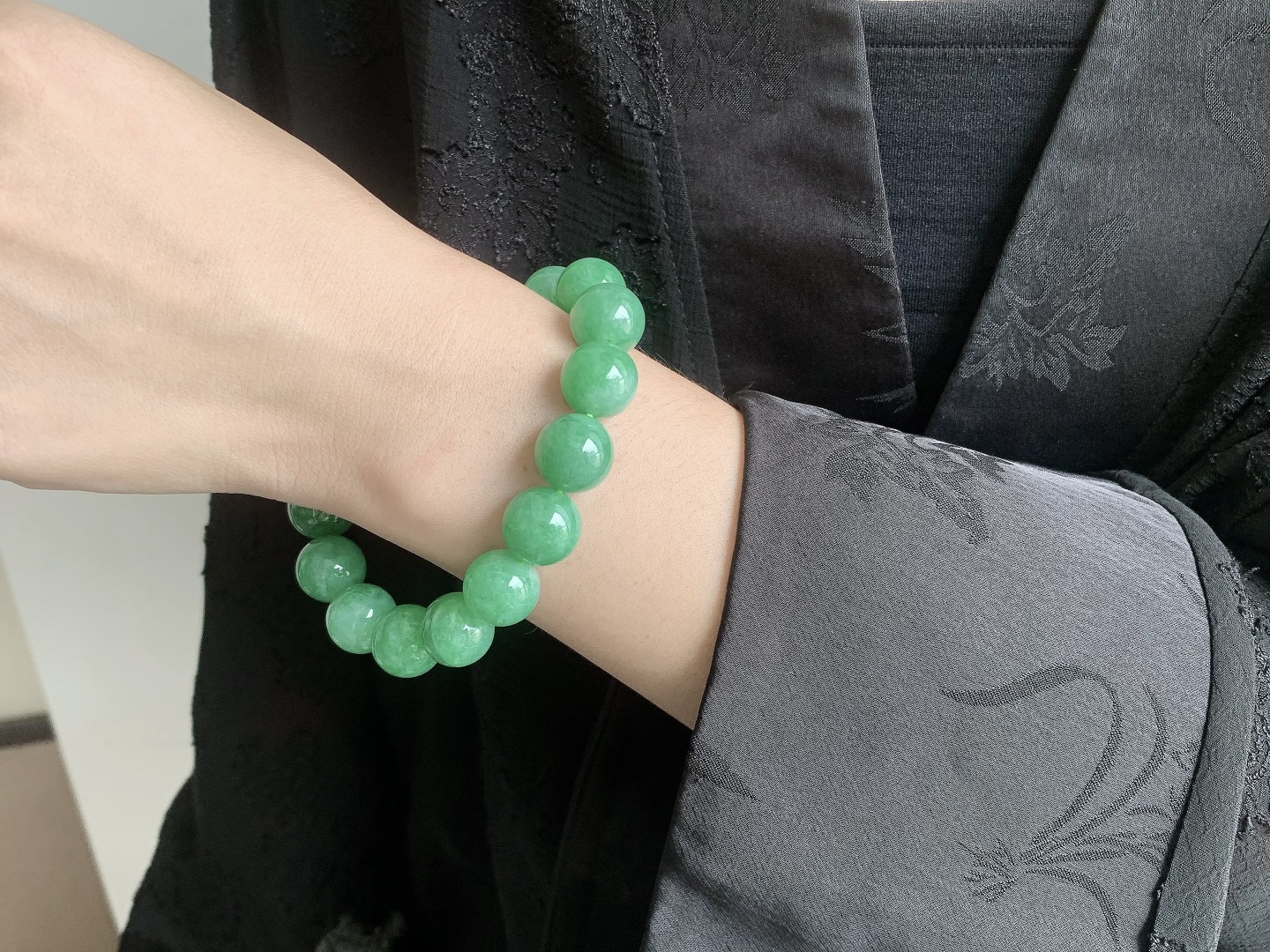 珠子冰阳绿手串圆珠珠子手串,性比高,满色满绿,尺寸12.9-12.7mm,重量63.7克