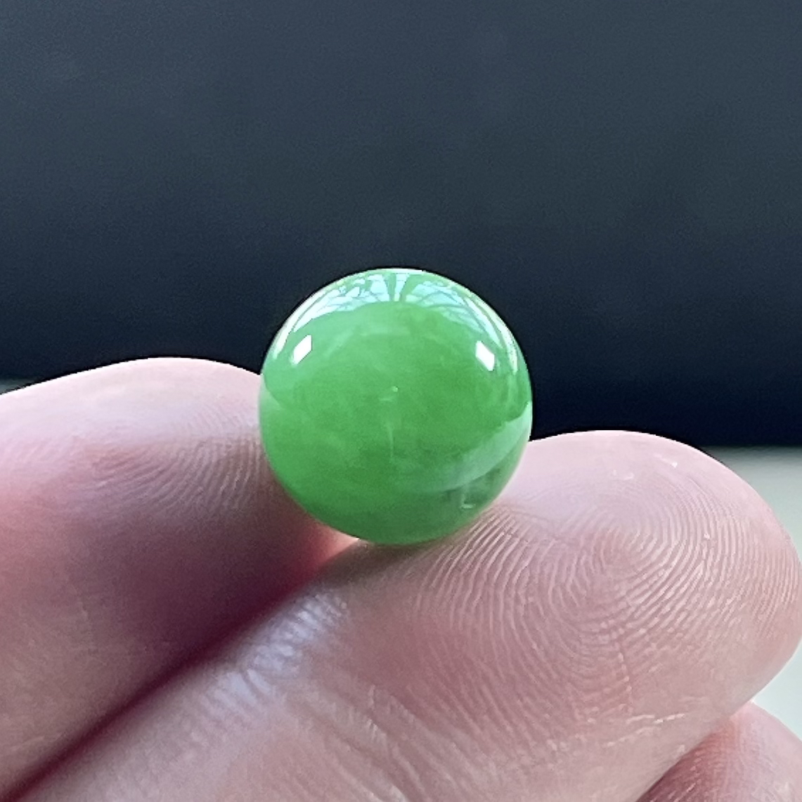 缅甸天然翡翠A货，卡11.8冰润满绿阳绿圆珠单珠一颗（轻微小细纹），尺寸：11.8mm/1颗，重量：