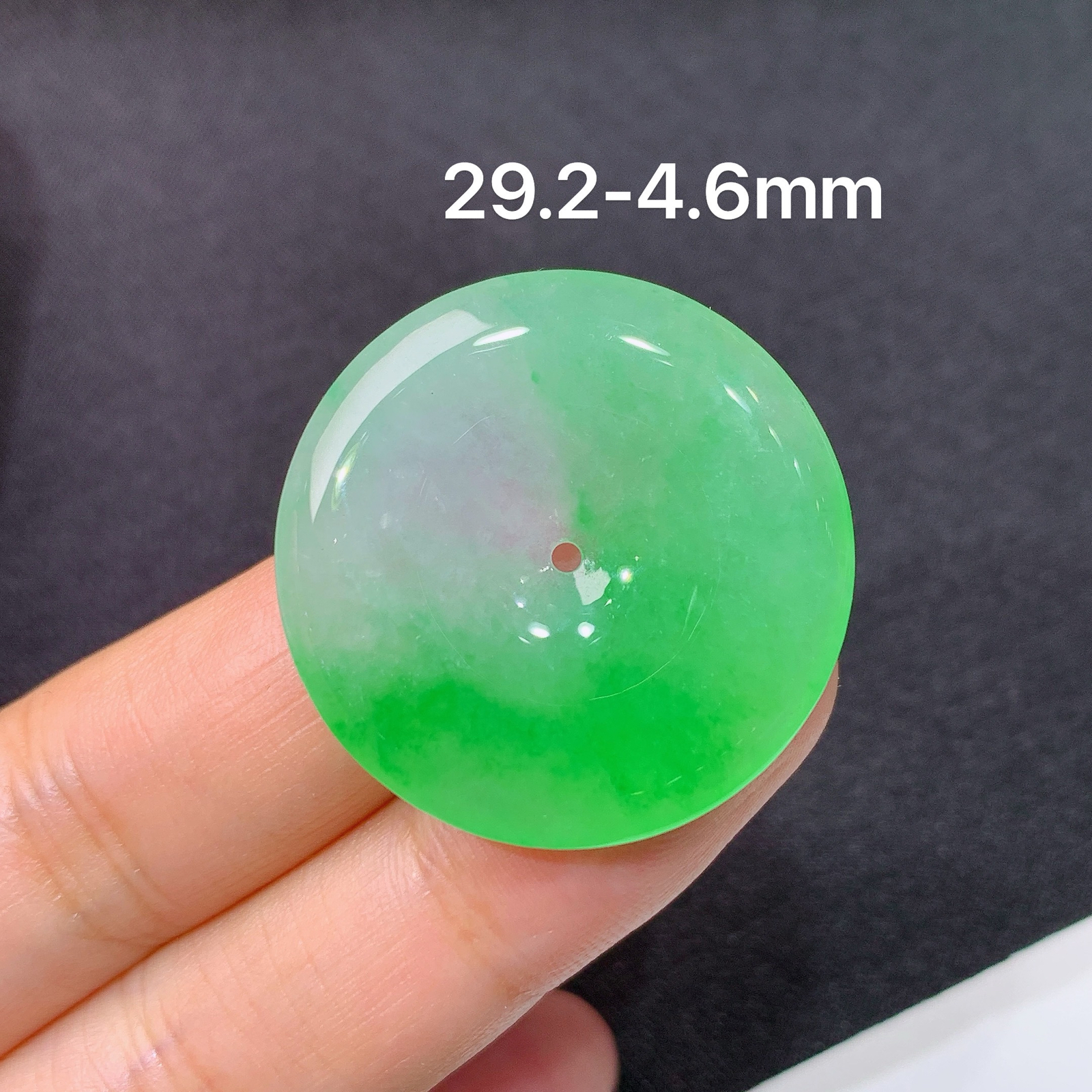 冰飘绿平安扣，冰润色阳，玉质细腻，种水足，Qc  尺寸29.2*4.6