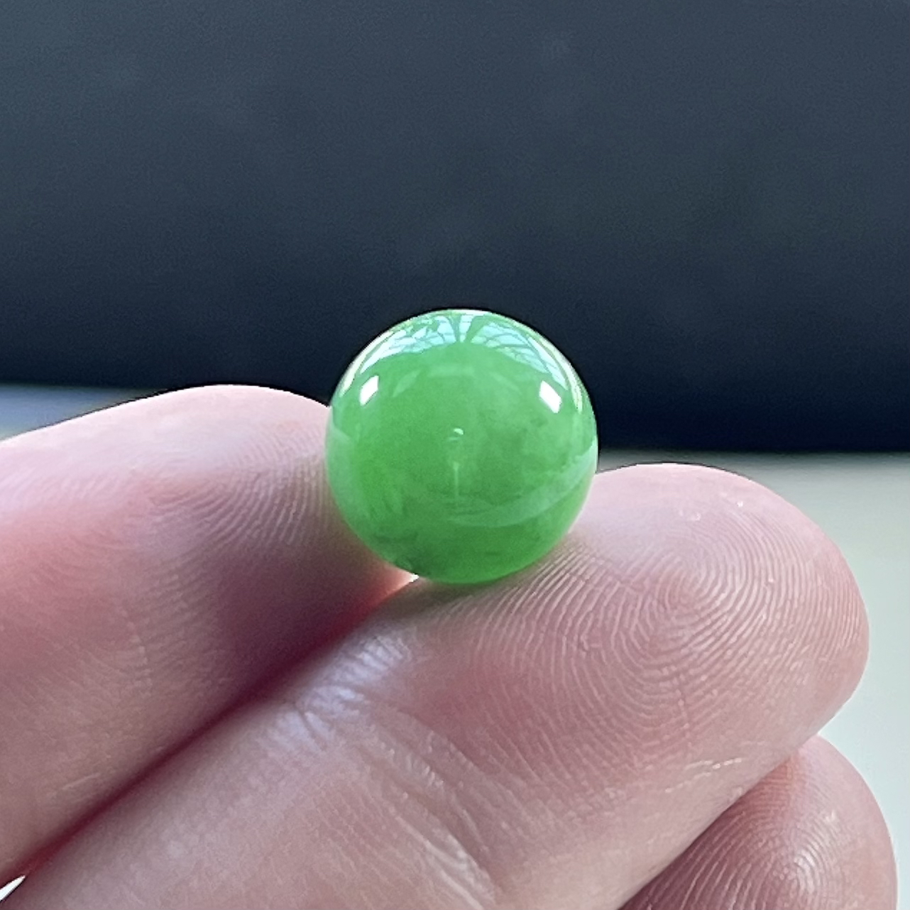 缅甸天然翡翠A货，卡11.8冰润满绿阳绿圆珠单珠一颗（轻微小细纹），尺寸：11.8mm/1颗，重量：