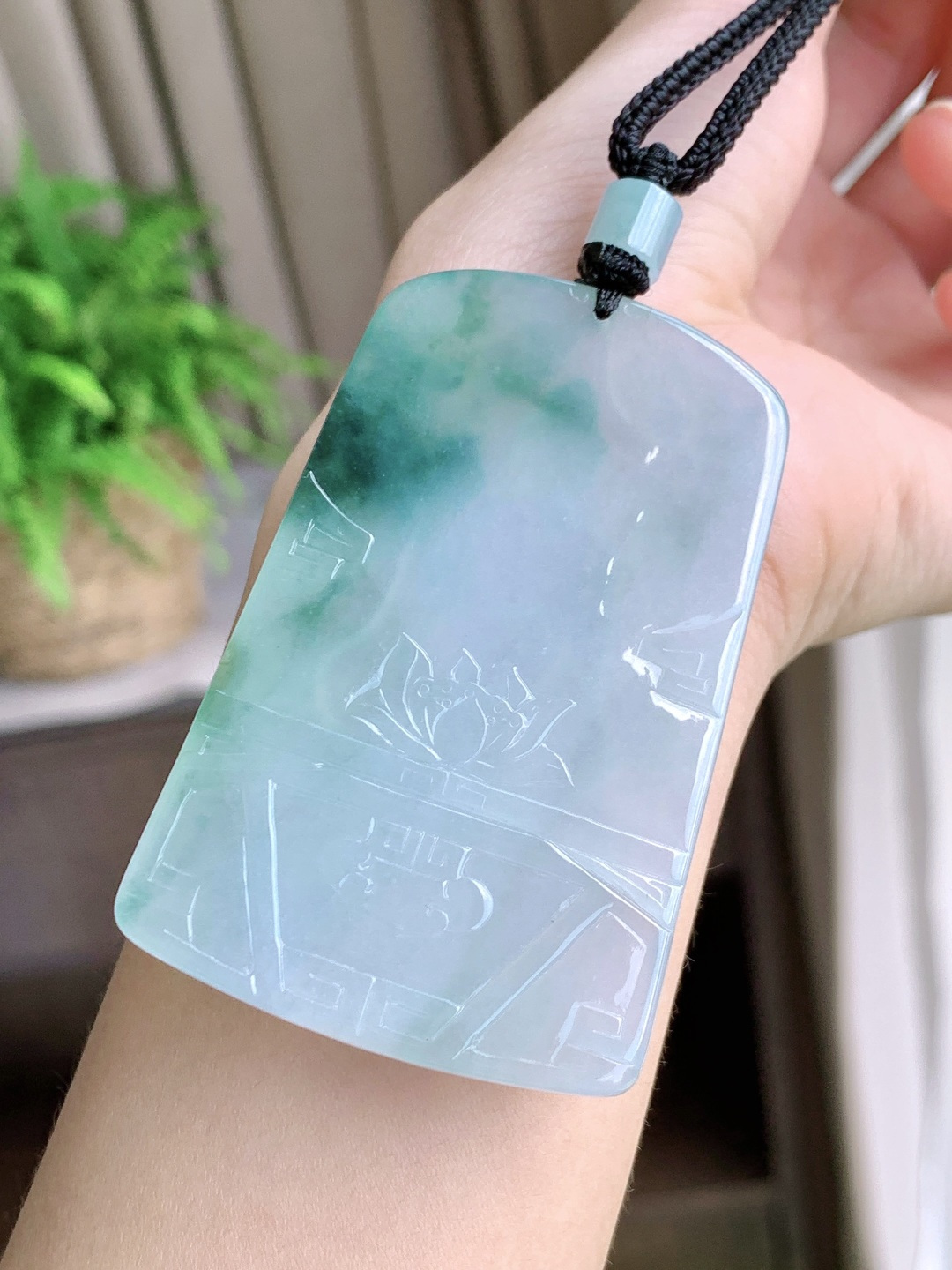 裸石冰飘花持莲观音大势至菩萨牌吊坠,说明莲花观音牌,尺寸66.4-42.3-5.3,重量41.2克