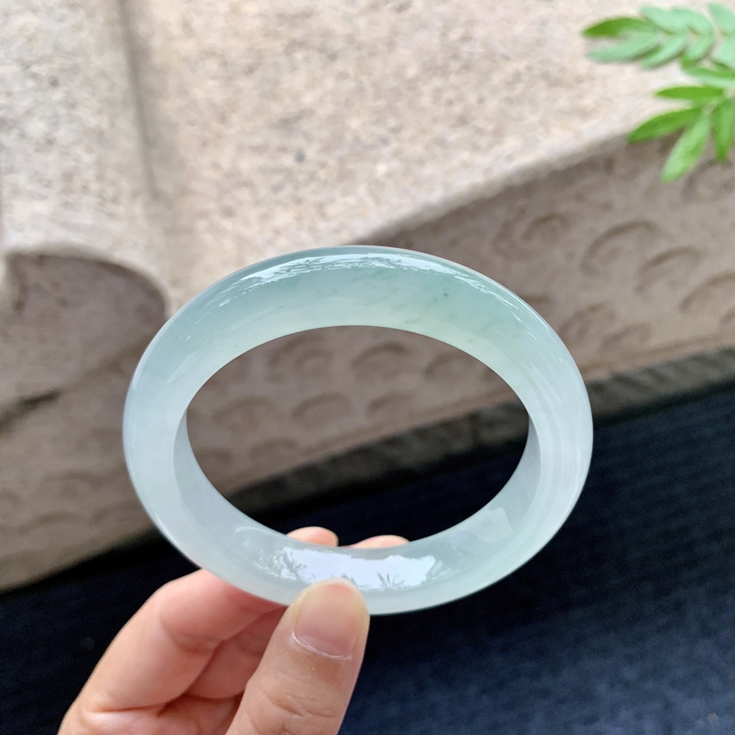 正圈56 57，冰糯晴底飘花，水润，种老，细腻，无裂。