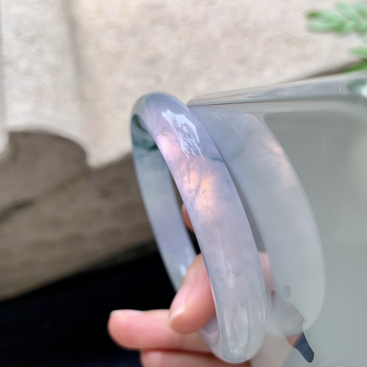 圆条52 53,【圈口】53/10.6/10.4,【编码】B2082740,【描述】冰糯飘花，清透，水润，种老，细腻，打灯有纹线