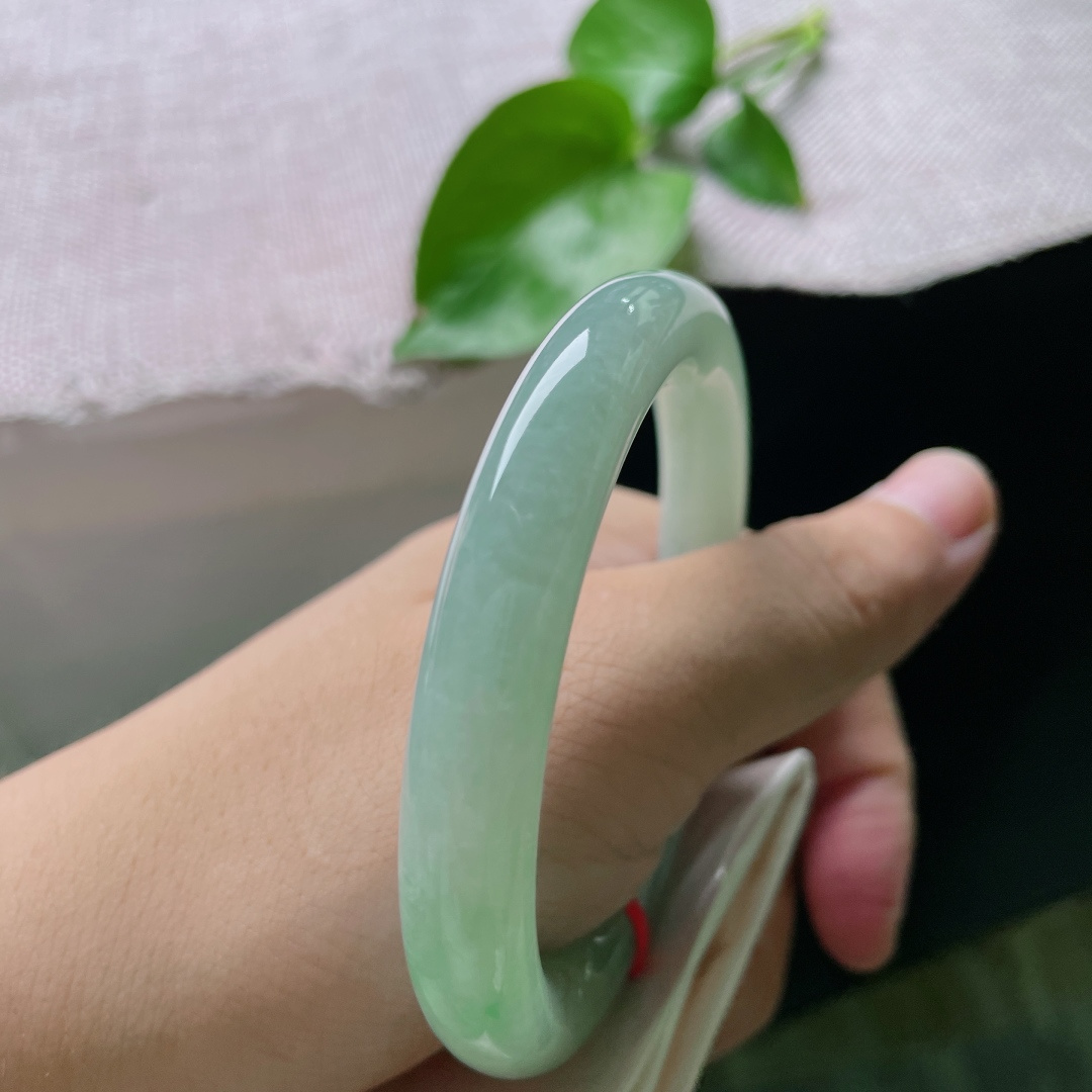 55.8/9.8，绿底圆条，整圈匀润浅湖青，水润柔光似一汪静水，清浅雅致衬腕温柔，无裂，ss55471a
