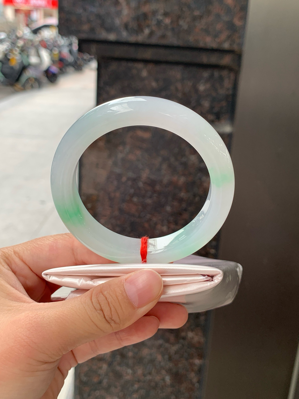 55.2-12.1-9
经典永不过时的白底青，白底细润干净，色阳种细，上手显白提气色，性价比之选。