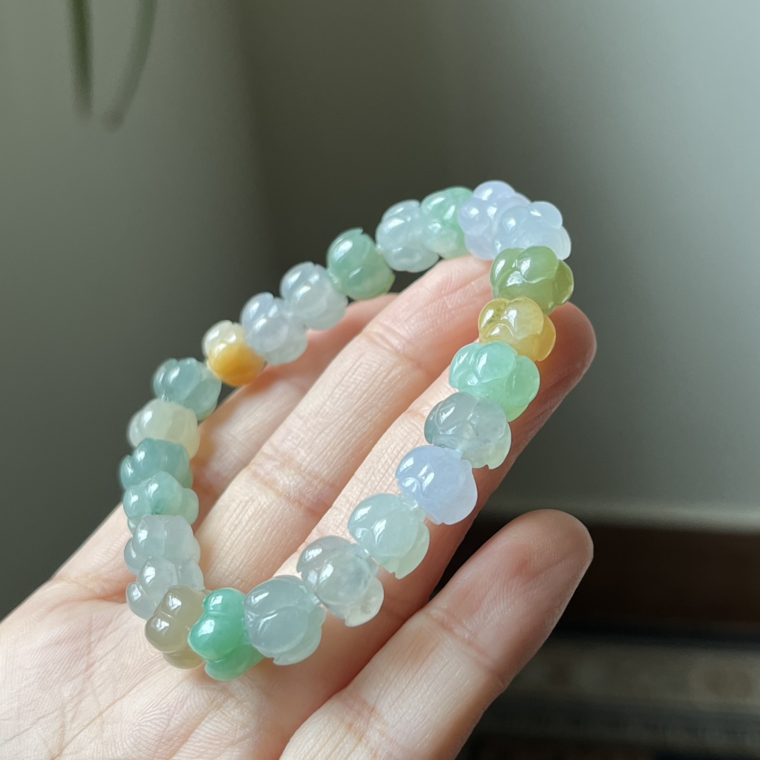 2号，冰种大莲蓬珠手链，种水好，颗颗精挑细选，饱满厚庄，颜色丰富多彩，冰透，尺寸10.3×7.2