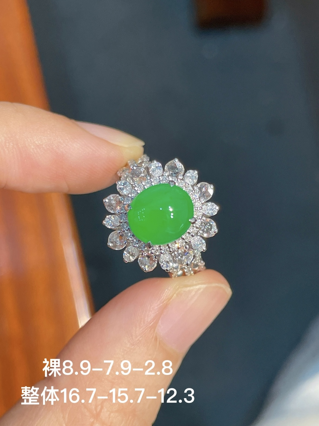 阳绿蛋面戒指,无裂,18k金镶嵌,强烈推荐，16.7-15.7-12.3